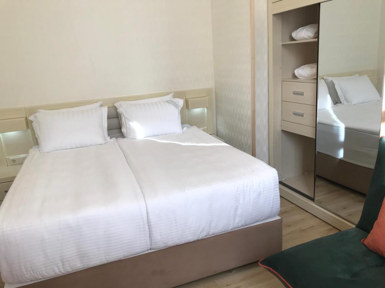Full Comfort Apartment On Aghmashenebeli Tbilisi Buitenkant foto
