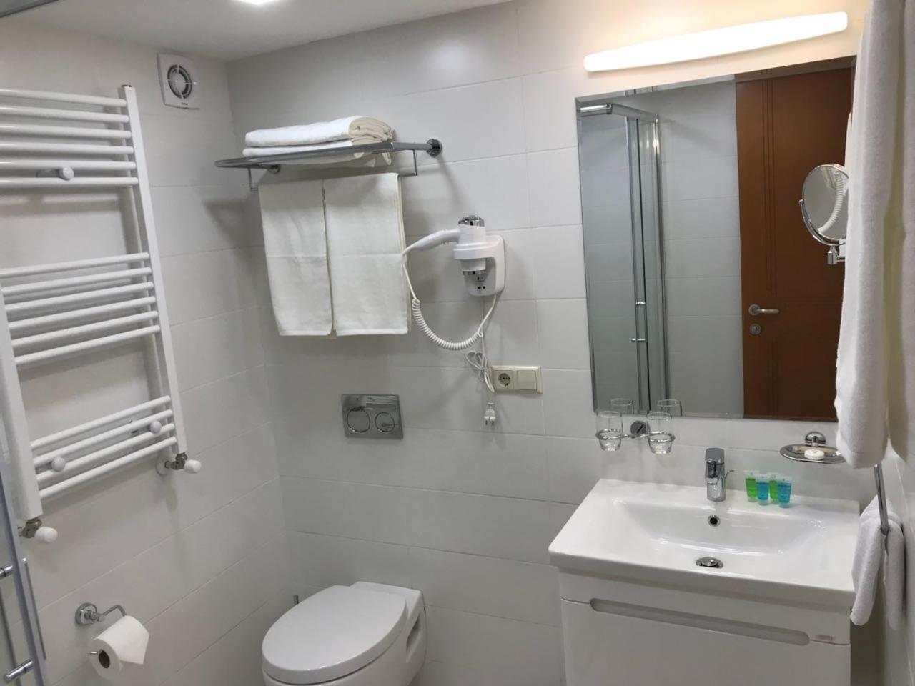Full Comfort Apartment On Aghmashenebeli Tbilisi Buitenkant foto